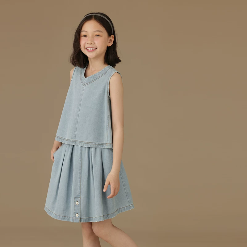 Bộ trang phục mùa hè cho bé gái gồm áo yếm không tay, chân váy ngắn, chất liệu denim mỏng, kiểu dáng thời trang