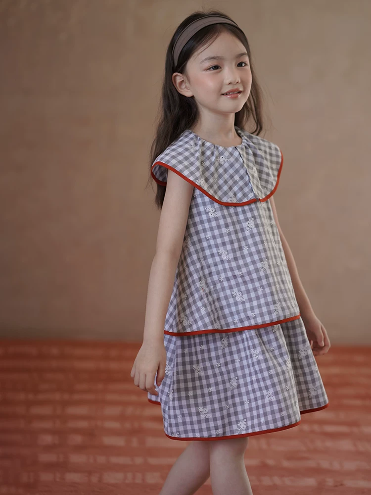 Quần áo trẻ em mùa hè: váy hai dây cotton dài vừa phải thân thiện với làn da dành cho bé gái, váy xếp tầng kẻ sọc với thiết kế độc đáo.