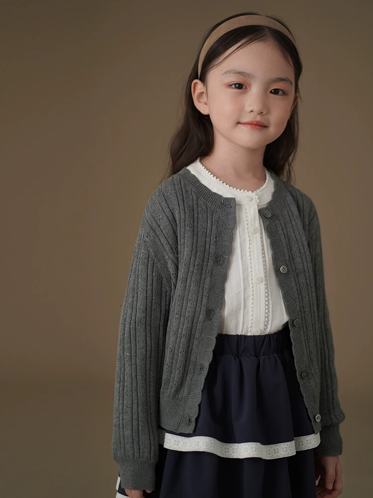 Quần áo trẻ em mùa xuân thu áo len dệt kim trẻ em màu xám đơn giản cao cấp chất liệu len dành cho bé gái trang phục mùa thu cho trẻ lớn
