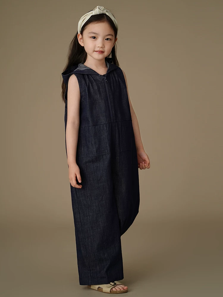 Quần denim rộng rãi phong cách Hàn Quốc mùa hè dành cho bé trai và bé gái, bộ liền quần không tay với thiết kế đơn giản.