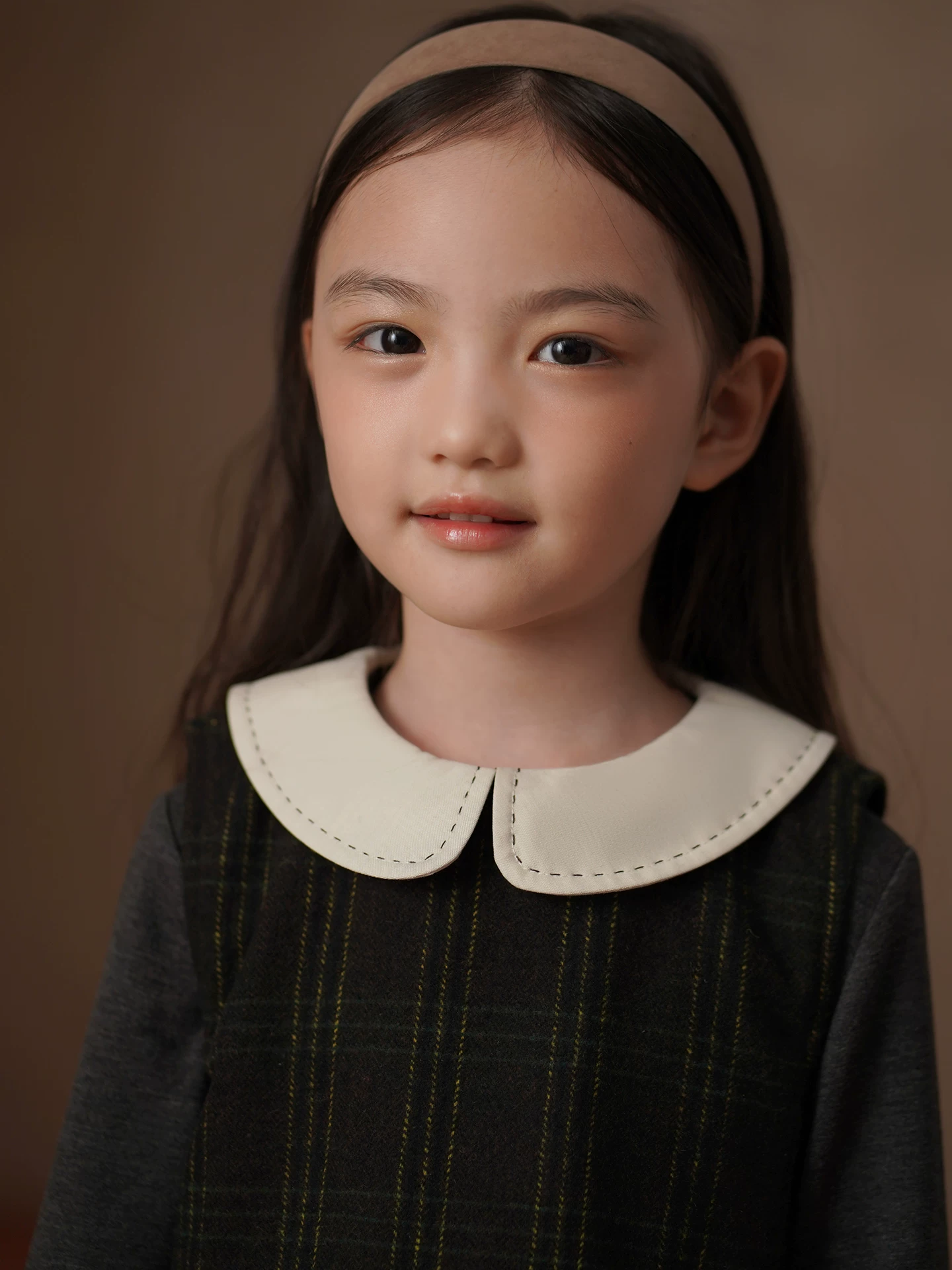 Quần áo trẻ em mùa thu đông, đầm trẻ em phong cách preppy, đầm vest kẻ caro cổ điển, váy len dài trung bình cho bé gái