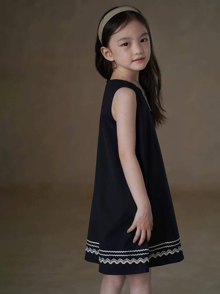 Quần áo trẻ em mỏng mùa hè Váy màu xanh hải quân cho bé gái, váy ba lỗ, váy đi nghỉ, kiểu dáng dài vừa phải.