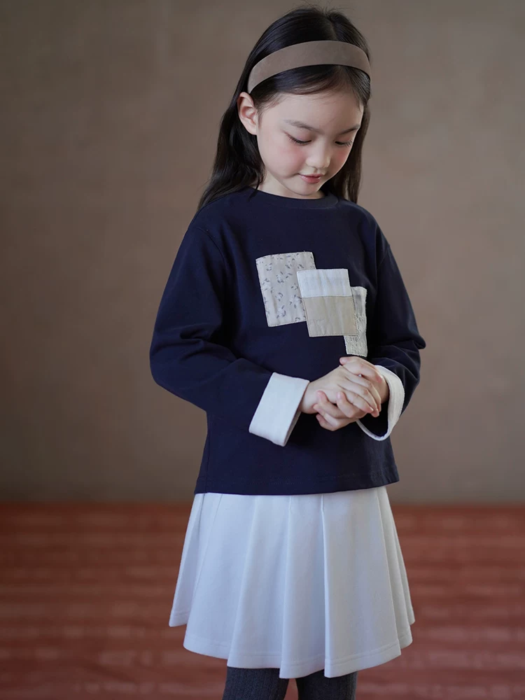 Quần áo trẻ em cho mùa xuân và mùa thu, áo hai mảnh giả màu xanh hải quân phong cách Hàn Quốc, áo thun dài tay cho bé gái, áo lót cho trẻ lớn.