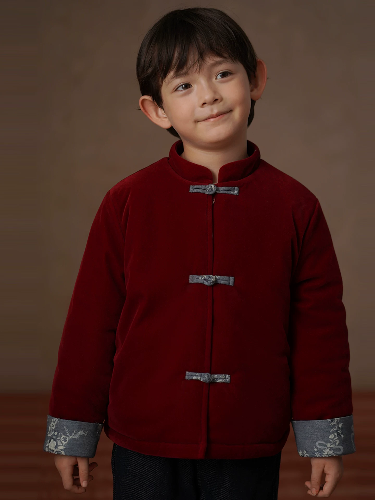 Quần áo cotton mùa đông cho trẻ em, áo khoác dày và ấm màu đỏ cho bé trai và bé gái, trang phục Tết kiểu Trung Quốc mới mang lại cảm giác cao cấp.