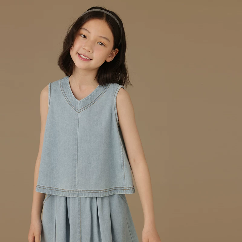 Bộ trang phục mùa hè cho bé gái gồm áo yếm không tay, chân váy ngắn, chất liệu denim mỏng, kiểu dáng thời trang