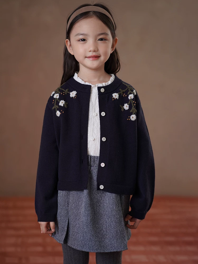 Quần áo trẻ em mùa thu đông áo len màu xanh hải quân bé gái dệt kim cardigan nặng handmade móc mùa thu phong cách mới