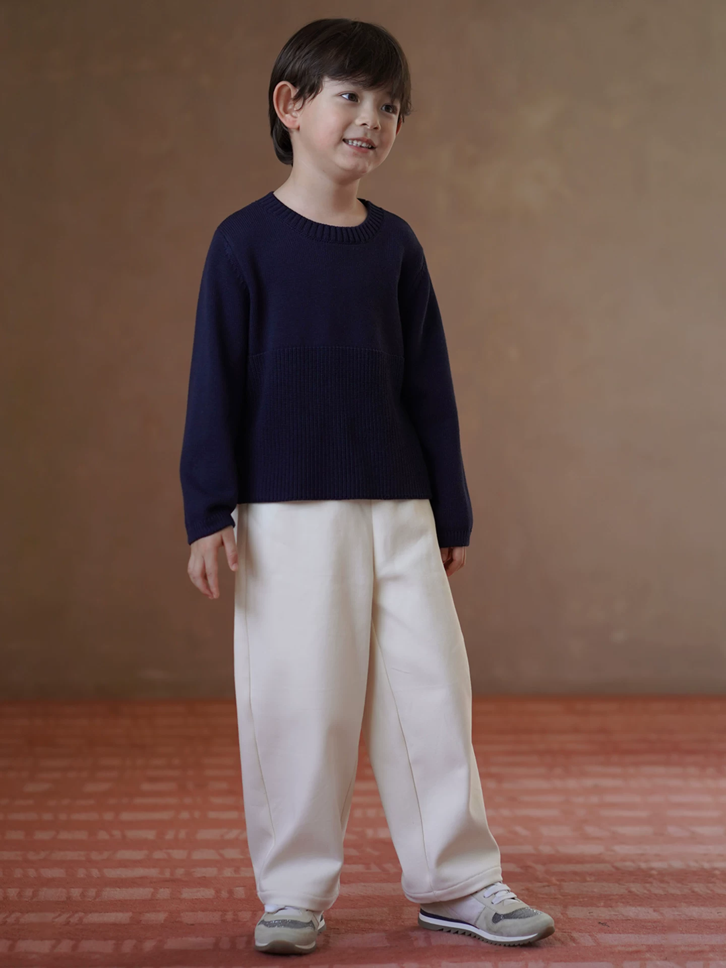 Áo len trẻ em đơn giản đa năng màu xanh hải quân cổ tròn dệt kim bé trai bé gái áo len mùa đông