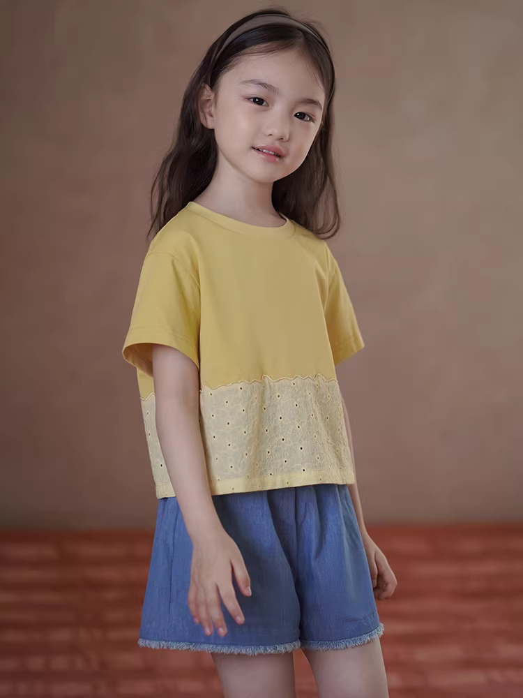 Quần áo mùa hè cho trẻ em thêu chắp vá áo màu vàng áo thun ngắn tay cho bé gái hàng dệt kim đa năng phong cách mỏng