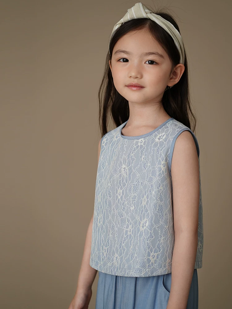 Bộ quần áo mùa hè cho bé gái: quần dài denim rộng rãi và áo ba lỗ cho trẻ lớn, chất liệu mỏng nhẹ mặc mùa hè.