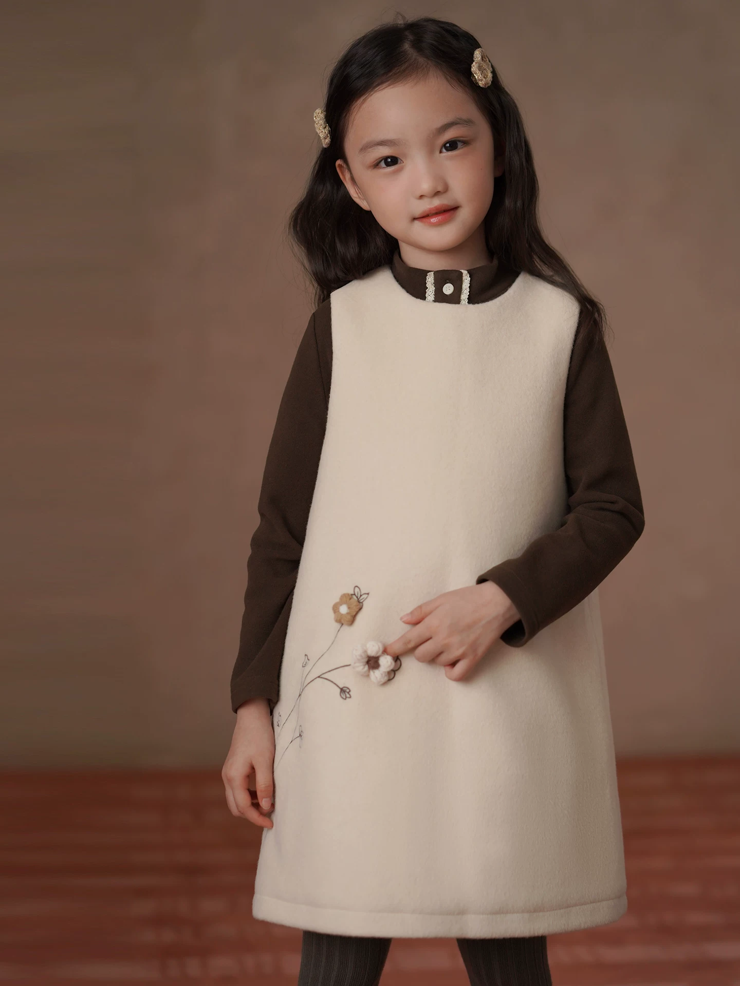 Quần áo mùa đông cho trẻ em: Váy len ấm áp thêu nổi 3D, váy áo gile màu mơ, áo khoác cotton dài cho bé gái.