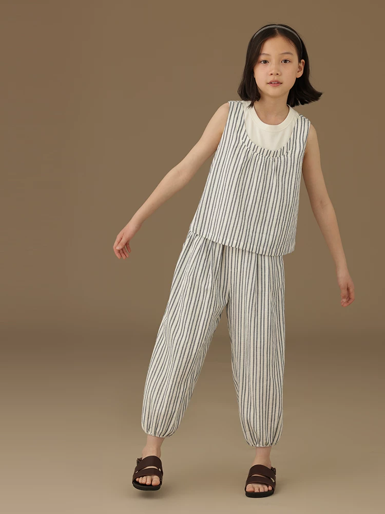 Bộ đồ hai mảnh sọc cho bé gái gồm áo vest và quần dài, kiểu dáng rộng rãi thoải mái, trang phục mùa hè bằng cotton thời trang.