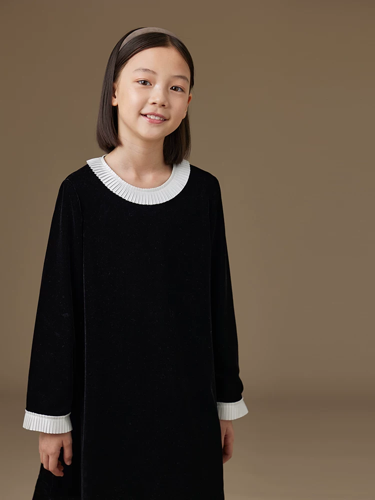 Quần áo trẻ em mùa thu đông phong cách Hepburn Pháp váy đen nhỏ bé phối màu ren nhung bé gái tay dài dày dặn
