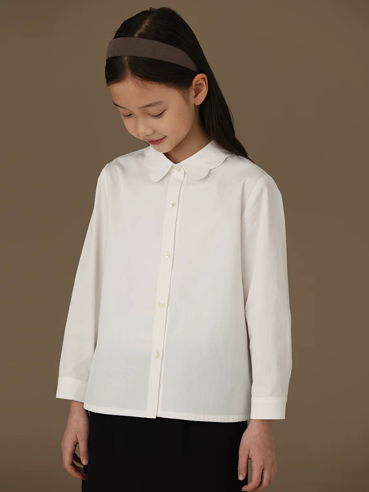 Quần áo trẻ em cho mùa xuân và mùa thu, áo bé gái, cotton thân thiện với làn da, cổ cánh hoa, áo sơ mi dài tay màu trắng cho trẻ lớn hơn.