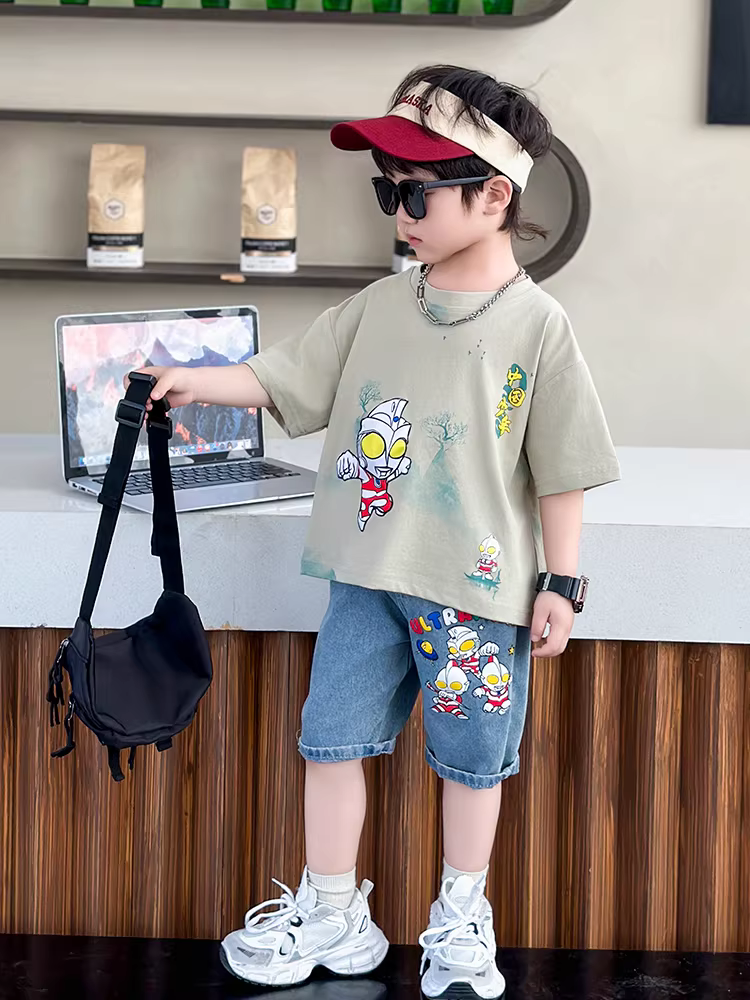 Bộ đồ hè bé trai 2025 kiểu mới, quần áo bé trai mùa hè cá tính, bộ đồ Ultraman hai mảnh tay ngắn cho trẻ em