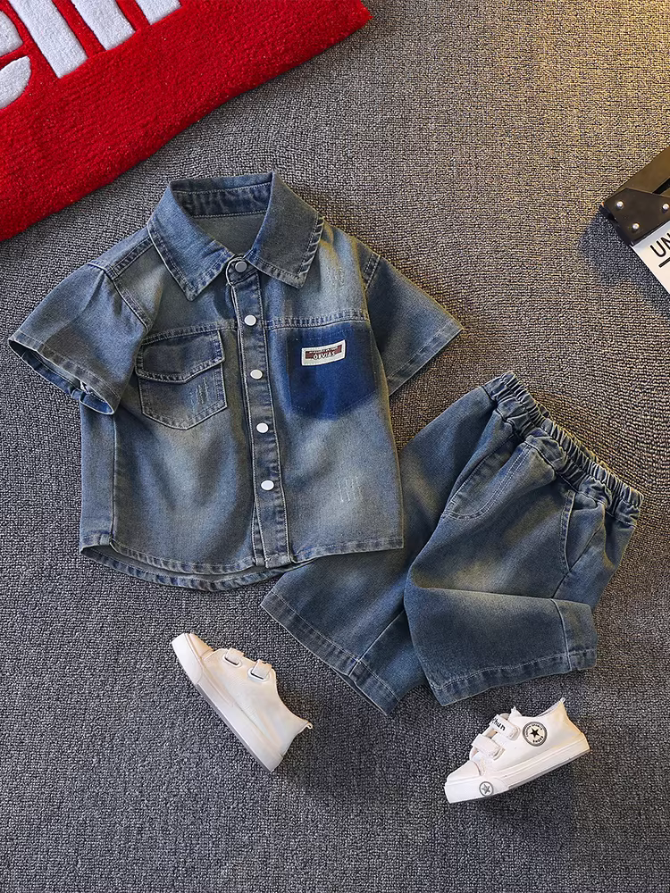 Bộ trang phục mùa hè cho bé trai 2025, thời trang và mát mẻ, bộ áo sơ mi denim ngắn tay cho bé trai