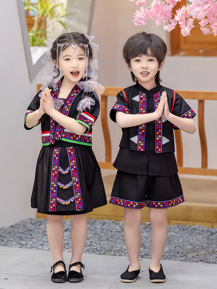 Trang phục dân tộc thiểu số, trang phục biểu diễn của trẻ em Hani, trang phục biểu diễn của nam và nữ Yi, Miao, Buyi cho buổi biểu diễn ngày 3 tháng 3