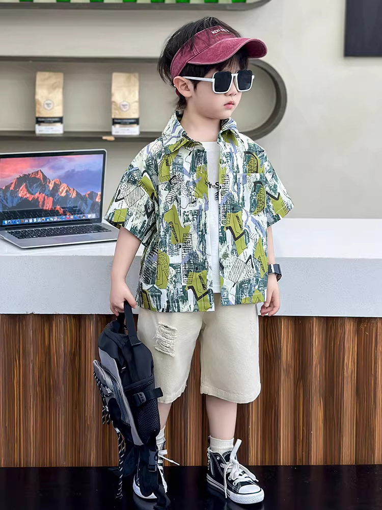Trang phục hè thời thượng cho bé trai 2025, áo sơ mi ngắn tay phong cách Hồng Kông mới lạ, sành điệu