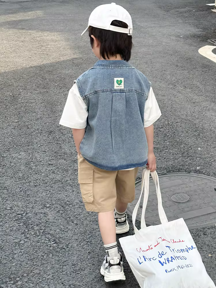 Áo khoác vest denim bé trai mùa hè 2025 kiểu dáng mới mỏng nhẹ thời trang áo khoác ngoài trẻ em phong cách Hàn Quốc