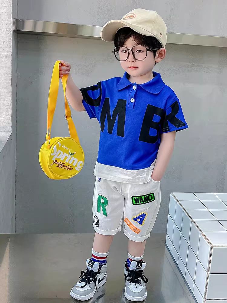 Bộ áo sơ mi POLO mùa hè mát mẻ và sành điệu dành cho bé trai, quần áo ngắn tay hợp thời trang cho trẻ sơ sinh, quần áo trẻ em thời trang dành cho bé trai, trang phục trẻ em theo phong cách đường phố phổ biến.