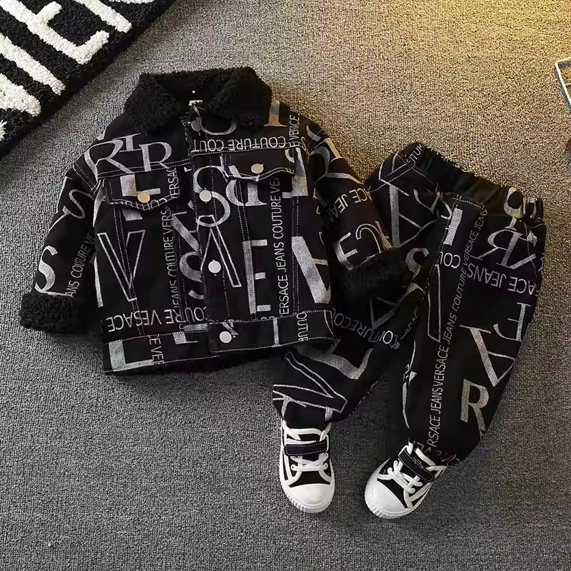 Bộ đồ cotton lót lông cừu cho bé trai, trang phục mùa đông mới 2025, quần áo thời trang cho trẻ em, chất liệu dày dặn và phong cách đường phố hiện đại cho trẻ nhỏ.