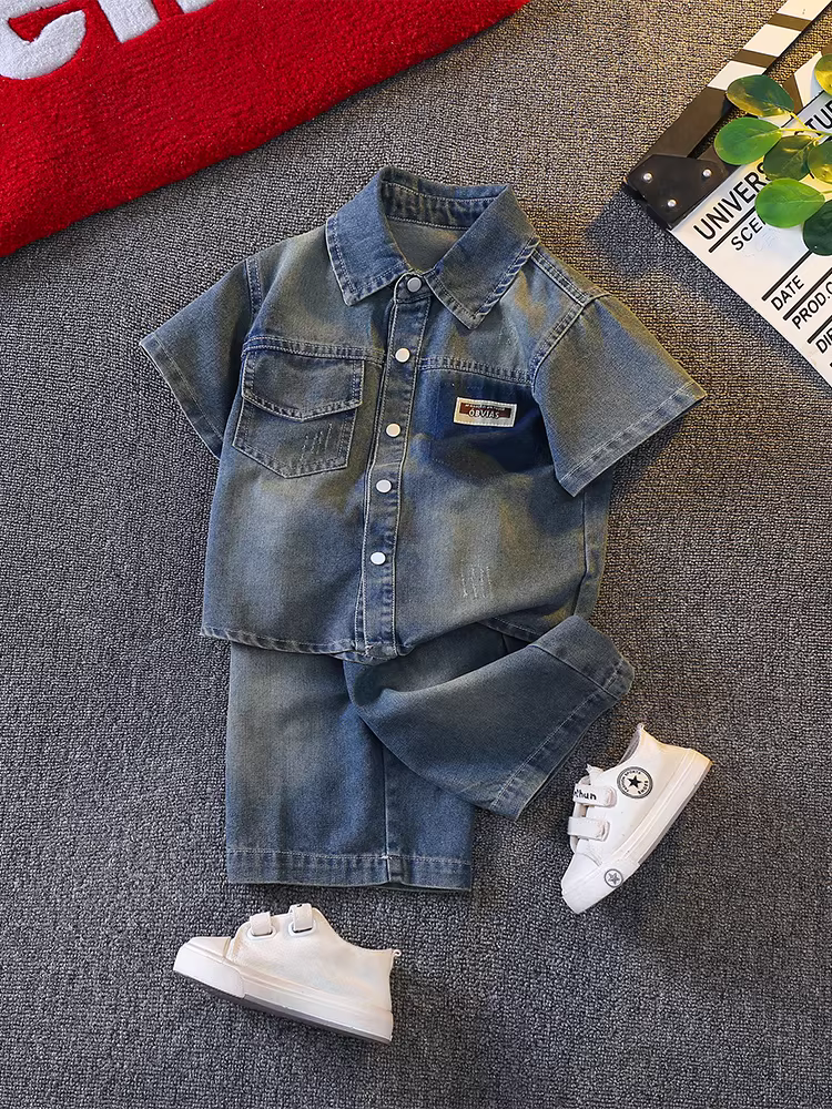 Bộ trang phục mùa hè cho bé trai 2025, thời trang và mát mẻ, bộ áo sơ mi denim ngắn tay cho bé trai