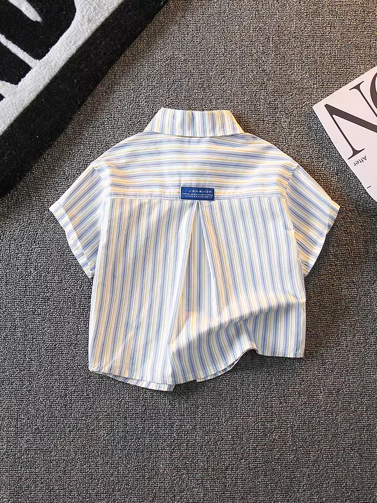 Áo sơ mi ngắn tay cho bé trai, trang phục mùa hè, kiểu mới 2025, áo sơ mi hoa phong cách Hàn Quốc thời trang cho trẻ em, áo dạo phố hợp thời trang và đẹp trai cho mùa hè.