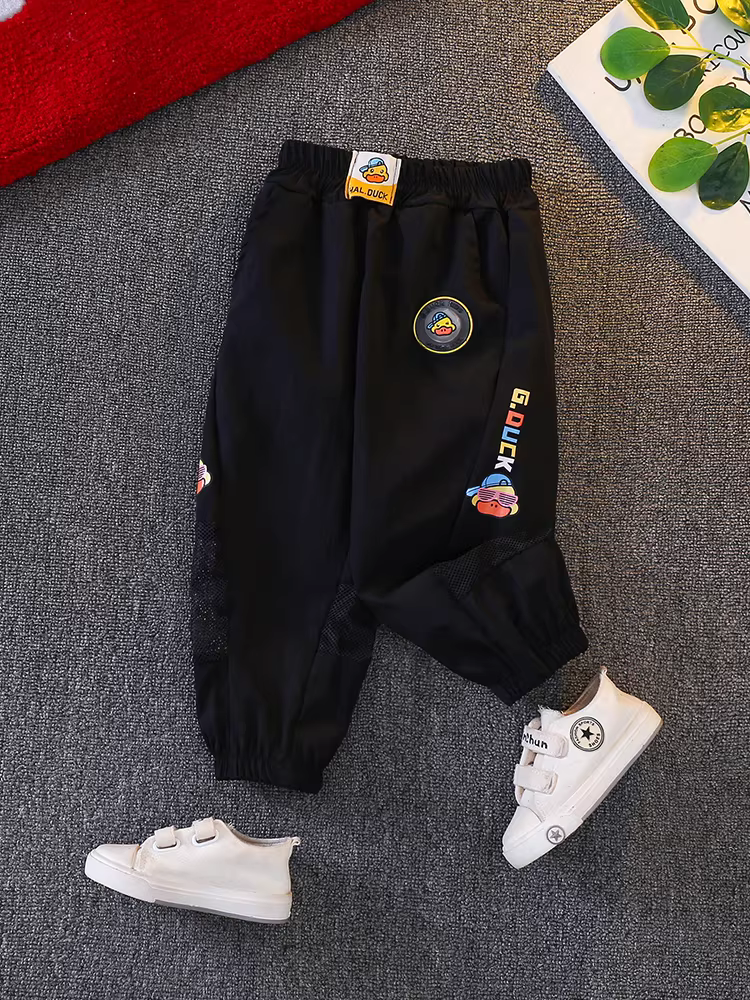 Quần bé trai hè kiểu mới mỏng nhẹ 2025 quần trẻ em vải lụa đá thoáng mát nhanh khô chống muỗi thời trang quần thể thao bé