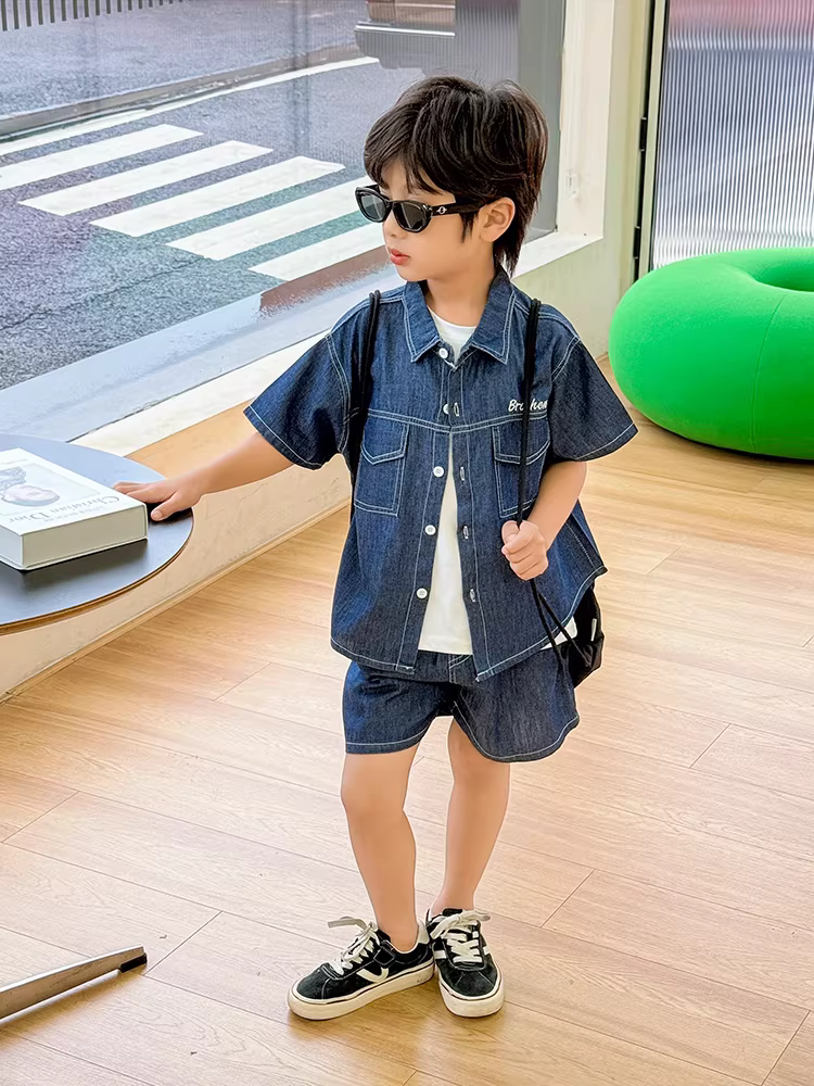 Bộ đồ denim hè cho bé trai 2025, thời trang trẻ em mới, áo sơ mi ngắn tay cá tính, bộ hai mảnh mỏng đẹp cho bé