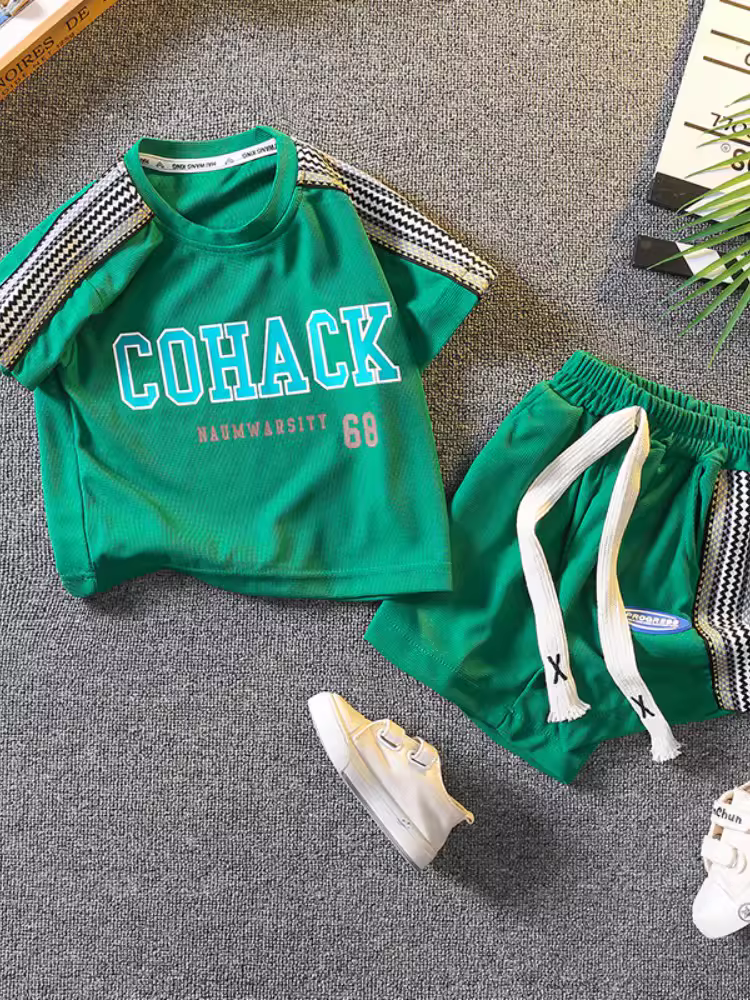 Bộ đồ hè bé trai 2025 kiểu mới, quần áo mùa hè ngắn tay trẻ em, thời trang đường phố trẻ trung cho bé trai