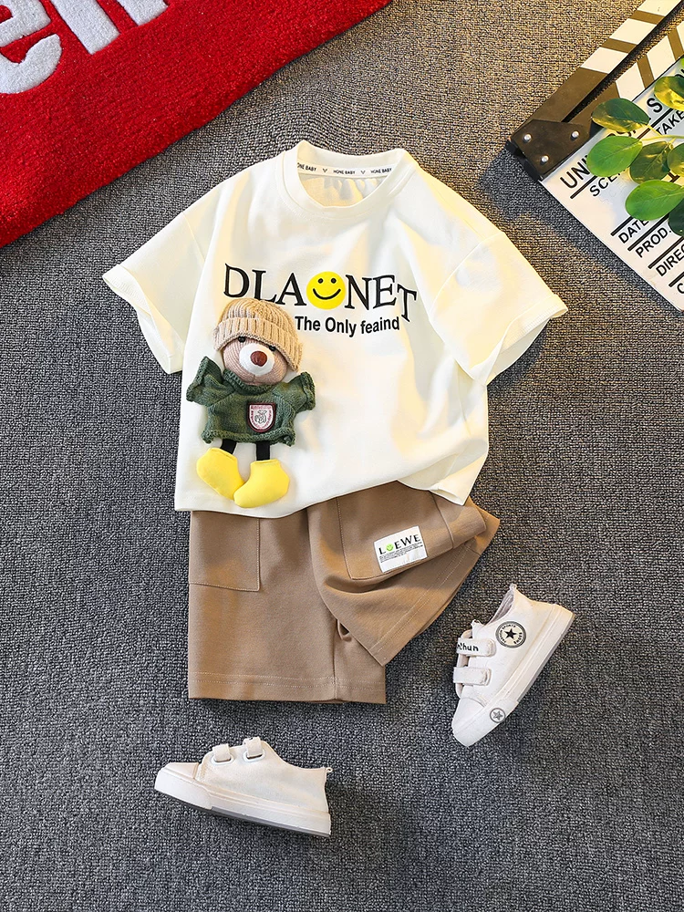 Bộ đồ hè bé trai 2025, bộ hai mảnh áo ngắn tay và quần đùi trẻ em, chất liệu mỏng, thời trang và sành điệu