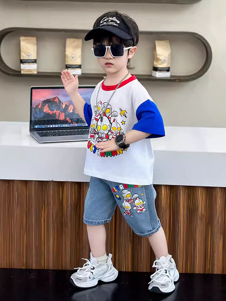 Bộ đồ bé trai Ultraman mùa hè 2025 mới, quần áo trẻ em thể thao hai mảnh mát mẻ và đẹp trai, quần áo mùa hè cho bé trai