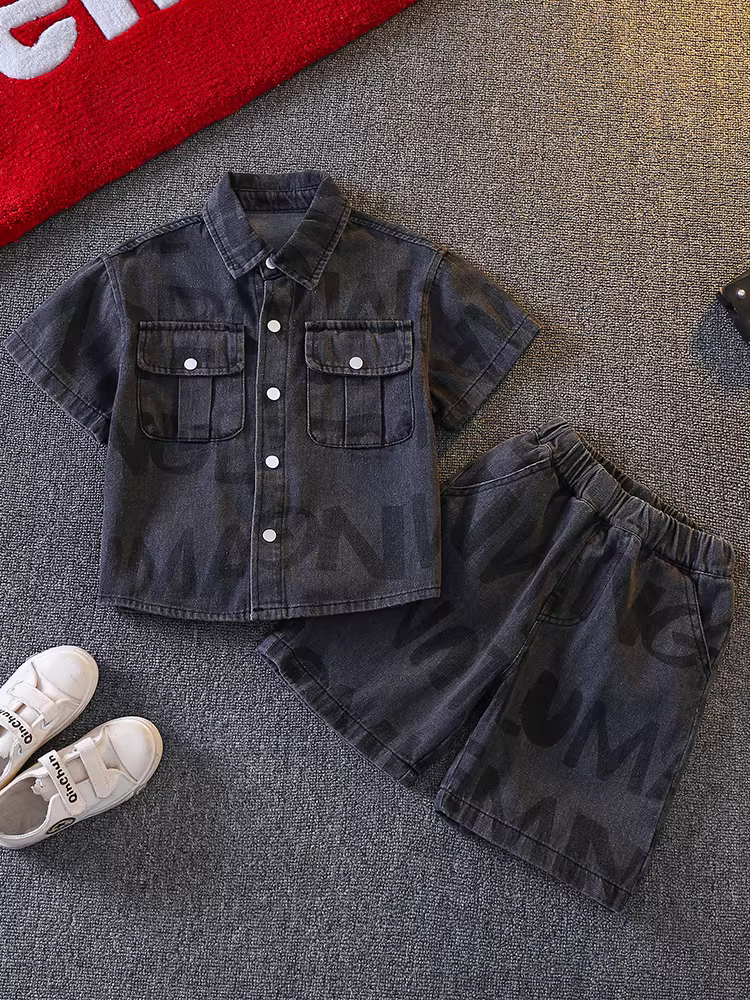 Bộ đồ denim hè cho bé trai kiểu mới 2025, áo sơ mi ngắn tay mỏng hai mảnh, thời trang và cá tính cho bé trai