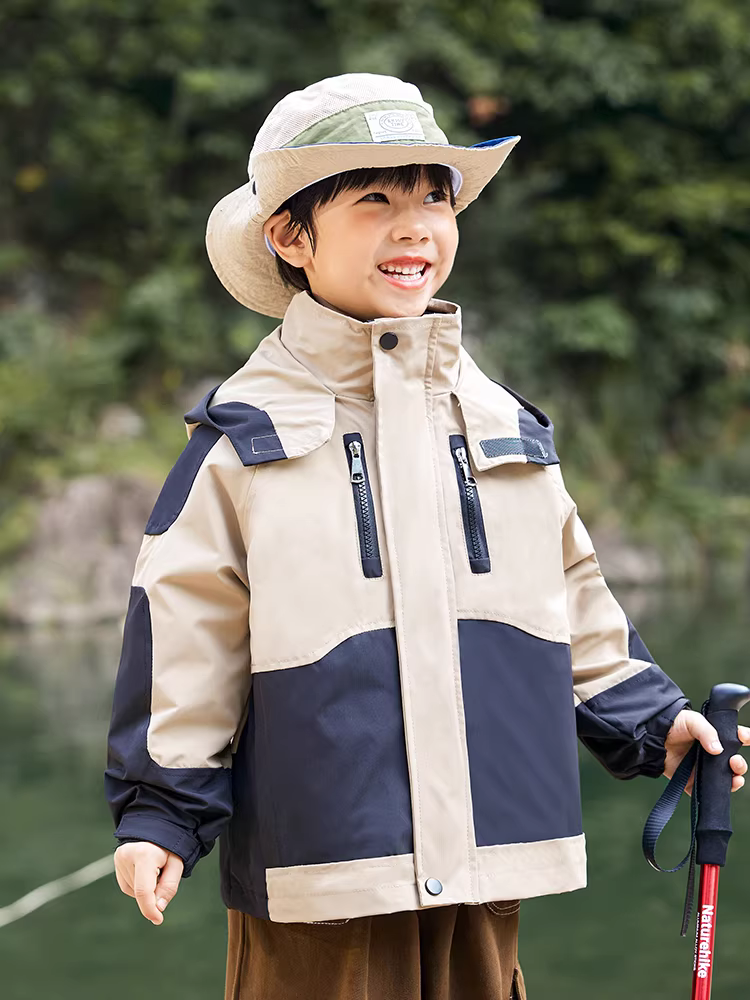 Áo khoác mùa xuân cho trẻ em, áo gió cho bé trai, áo khoác có mũ trùm đầu ba trong một màu sắc phối hợp cho bé trai, quần áo mát mẻ và sành điệu cho trẻ em.