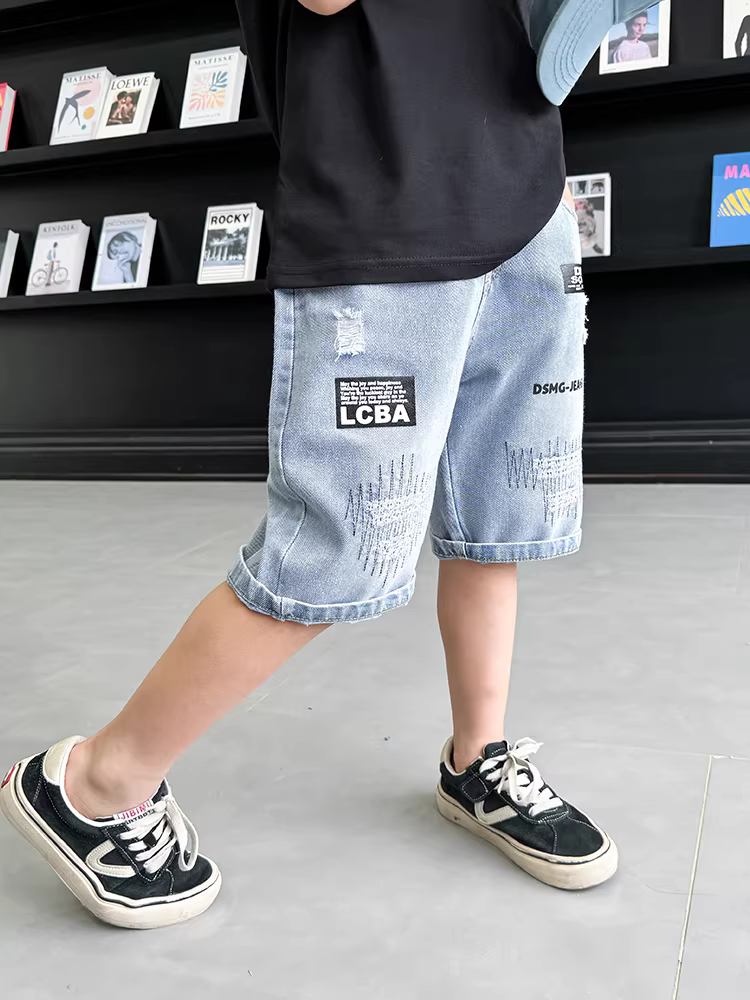 Quần short denim mùa hè cho bé trai, trang phục mùa hè kiểu mới 2025, quần năm phần cho trẻ em, quần short mùa hè mỏng cho trẻ nhỏ, quần dài vừa thời trang.