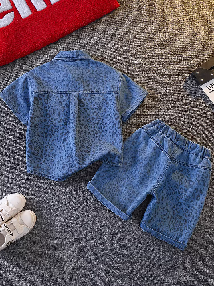 Trang phục mùa hè cho bé trai 2025 mới, áo sơ mi denim ngắn tay phong cách Hàn Quốc, thời trang và cá tính, quần áo mùa hè cho trẻ em sơ sinh