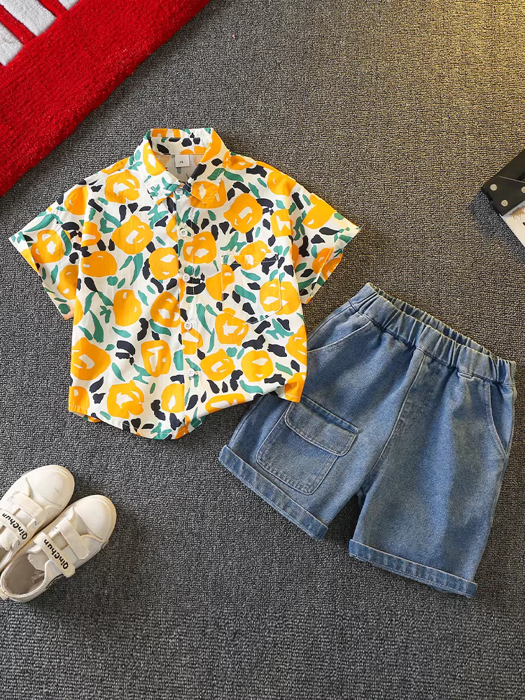 Trang phục mùa hè cho bé trai 2025 kiểu mới dành cho bé trai nhỏ, áo mùa hè cho trẻ em, quần áo ngắn tay thời trang và mát mẻ cho trẻ em.