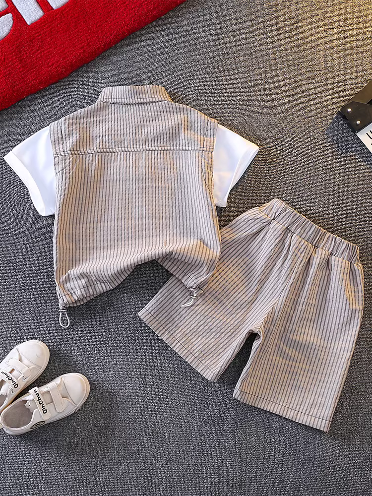 Bộ trang phục mùa hè cho bé trai, thời trang mới năm 2025, quần áo mùa hè hợp xu hướng cho bé trai, bộ hai mảnh giả hai lớp tay ngắn sọc thời trang