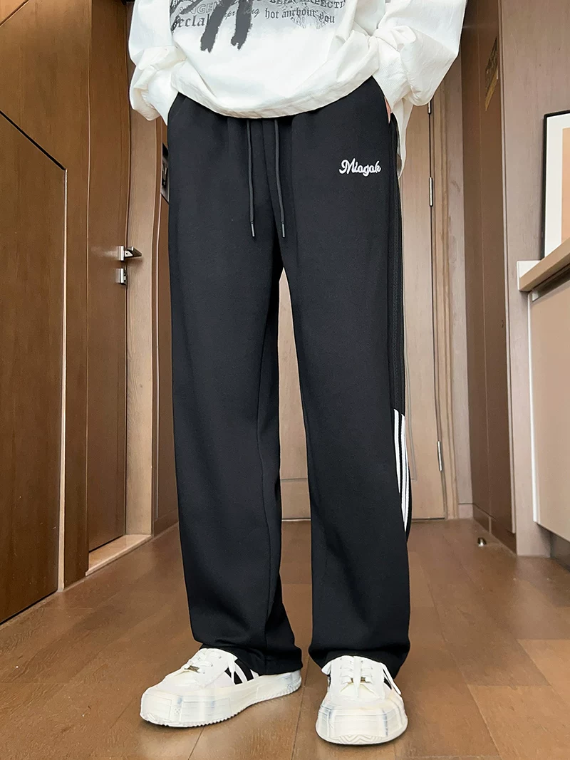Quần thể thao ống đứng ba sọc phối màu kiểu Mỹ của Jeanswest dành cho nam, mùa xuân thu, quần dài ống rộng dáng rộng mang lại cảm giác cao cấp.