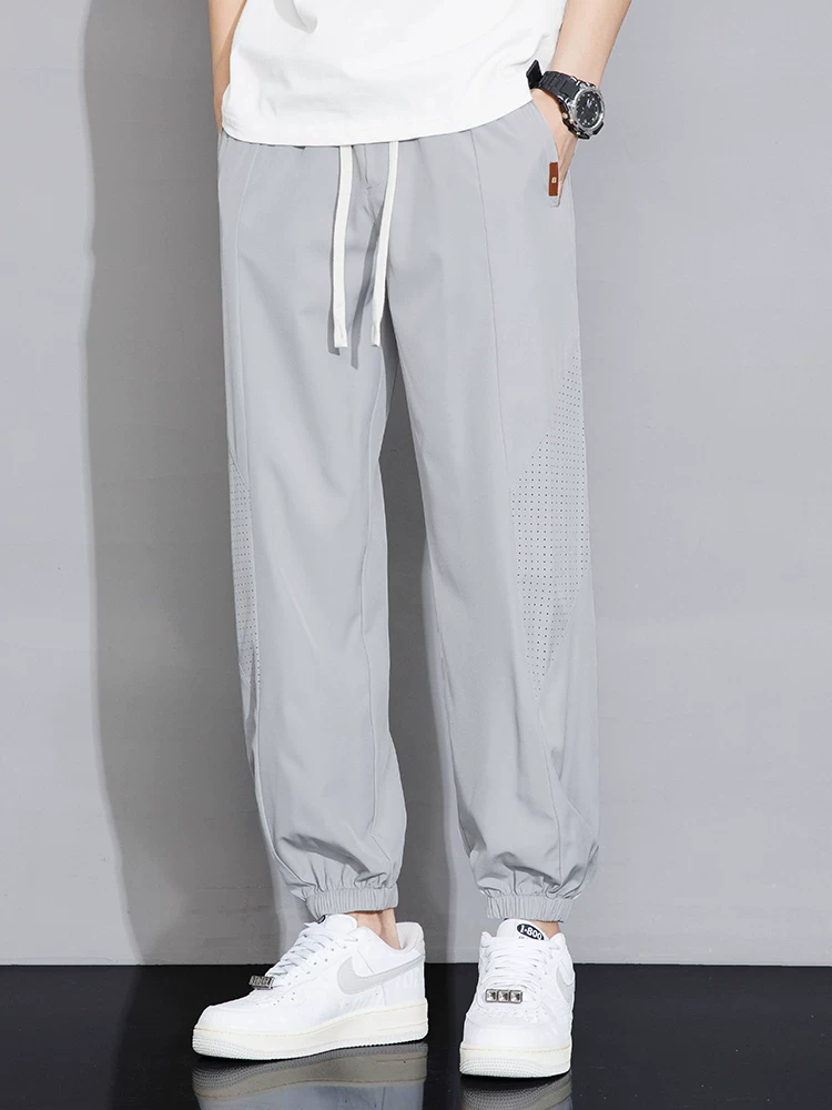 Quần jogger nam Jeanswest 2025 chất liệu lụa đá mỏng, mùa hè, màu trơn, đa năng, dáng rộng, suông, thể thao.