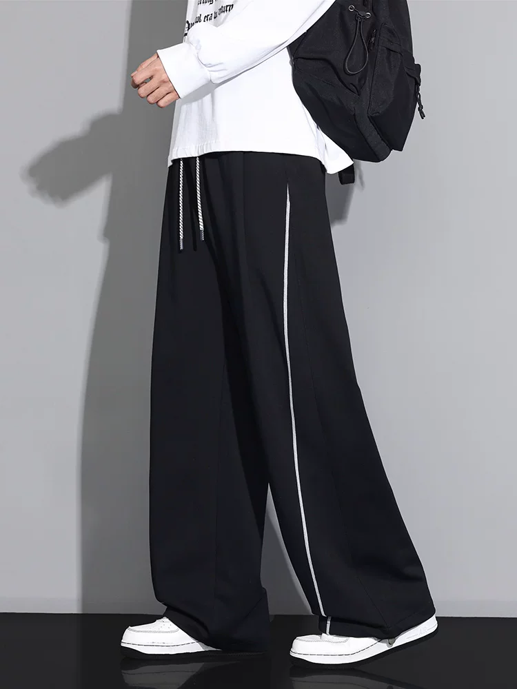 Quần dài nam Jeanswest chất liệu dày dặn, dáng suông rộng rãi, phong cách thường ngày, xu hướng xuân thu, thương hiệu cao cấp, có dây rút, phối màu nổi bật.