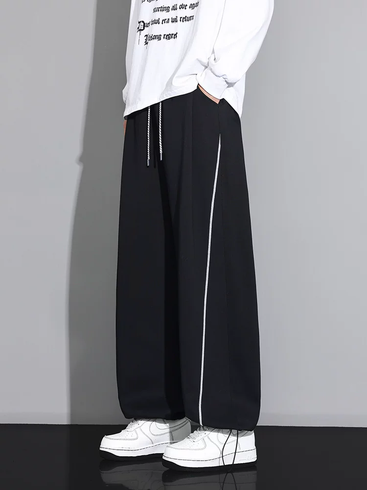 Quần dài nam Jeanswest chất liệu dày dặn, dáng suông rộng rãi, phong cách thường ngày, xu hướng xuân thu, thương hiệu cao cấp, có dây rút, phối màu nổi bật.