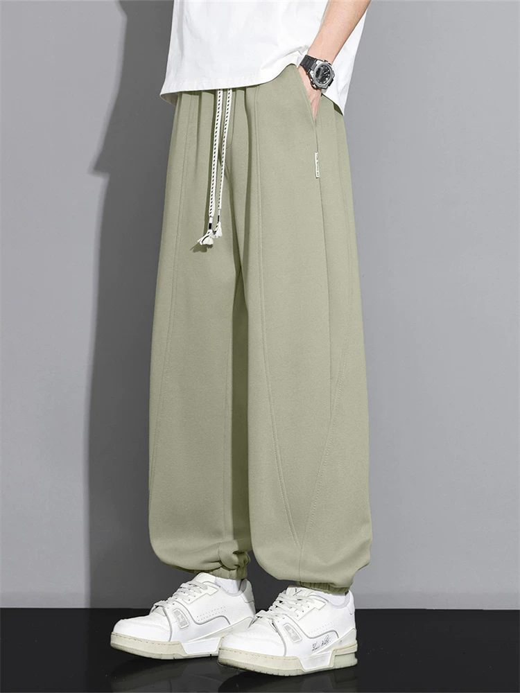 Quần dài nam Jeanswest cao cấp, chất liệu lụa đá, kiểu dáng ôm vừa vặn, thoải mái, thân thiện với da, thoáng khí, thích hợp cho mùa hè.