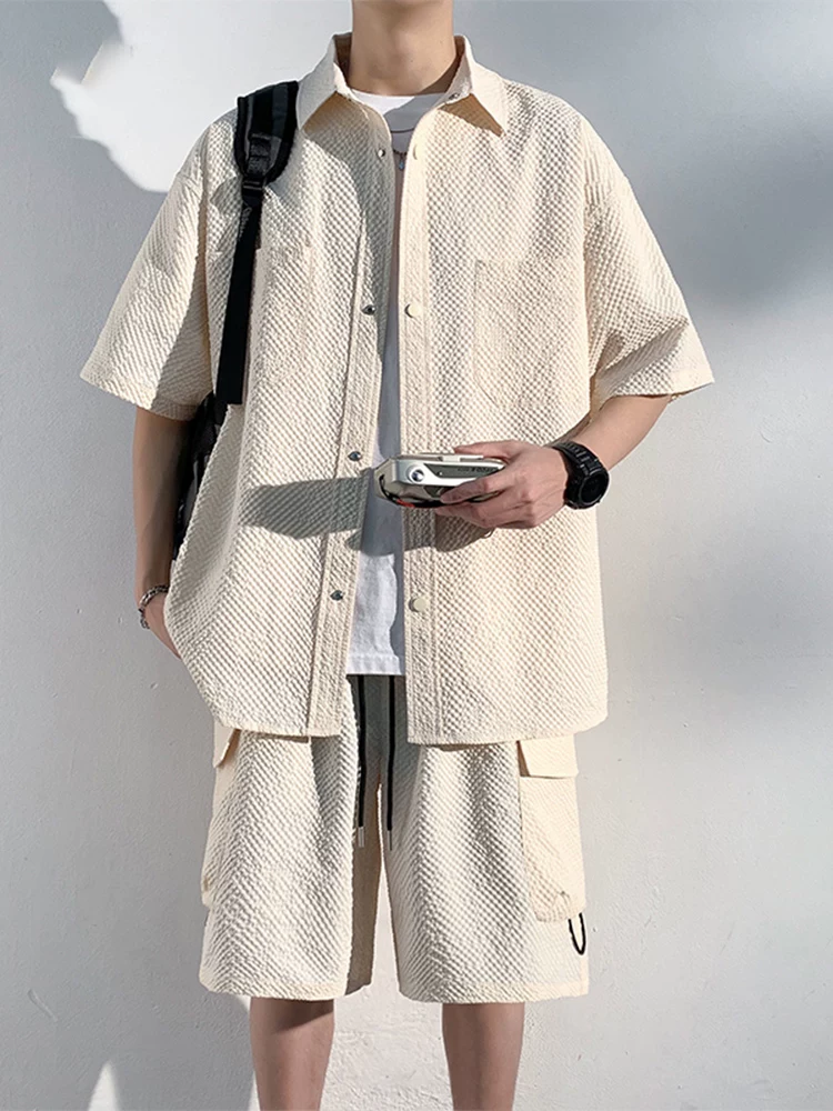 Bộ đồ thể thao mùa hè nam Jeanswest chất liệu vải gạc bong bóng lụa đá mát mẻ, áo sơ mi ngắn tay hai mảnh mới năm 2025