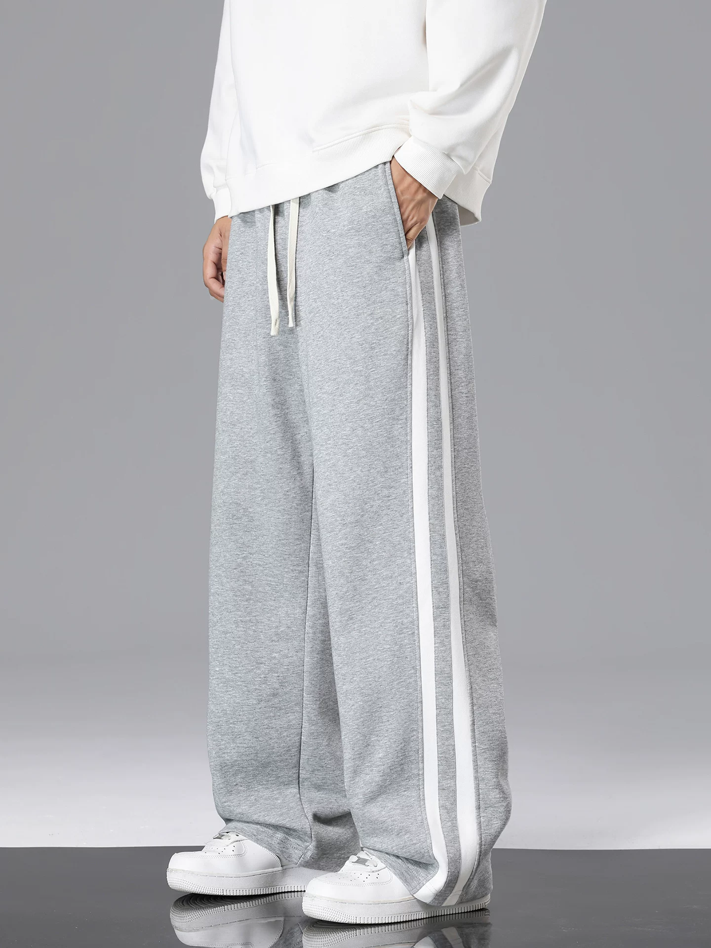 Quần dài nam Jeanswest 2026 kiểu dáng mới, sọc kẻ, ống thẳng, chất liệu thoải mái, thích hợp cho mùa xuân thu, đa năng, phong cách thể thao.