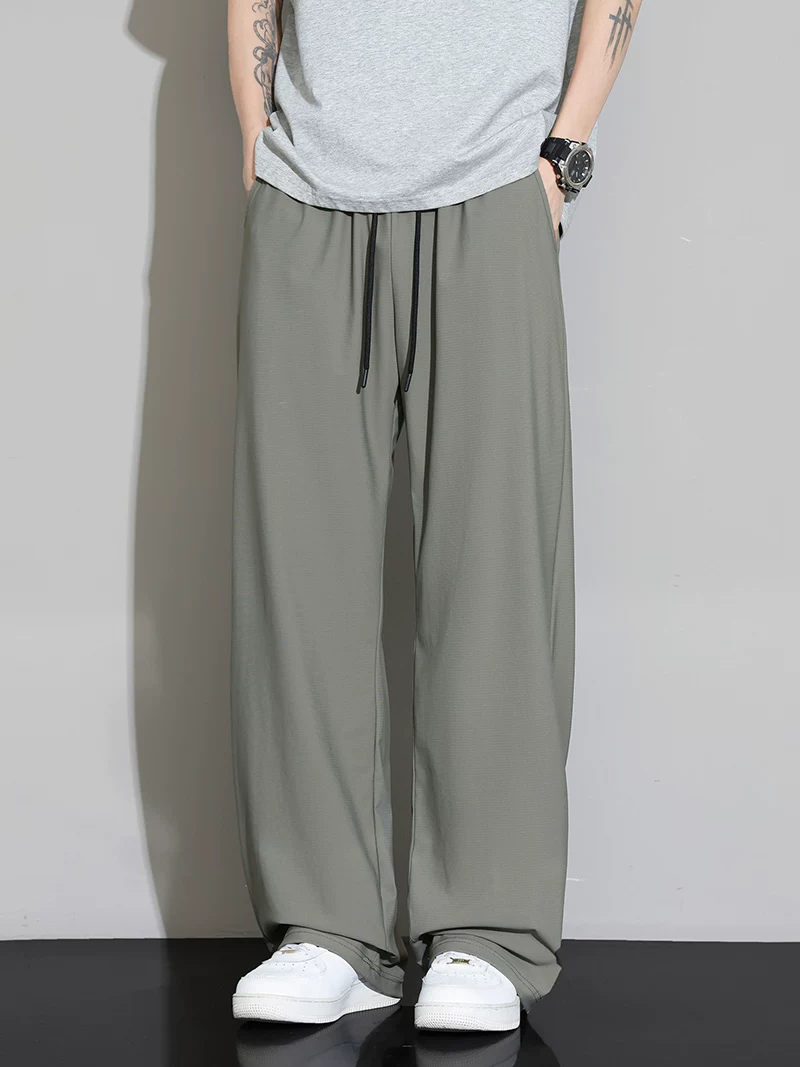 Quần dài nam chất liệu lưới tơ tằm Jeanswest, kiểu dáng suông, phong cách casual, cảm giác cao cấp mùa hè, dáng rộng, thân thiện với da, thoáng khí, chất liệu mềm mại.