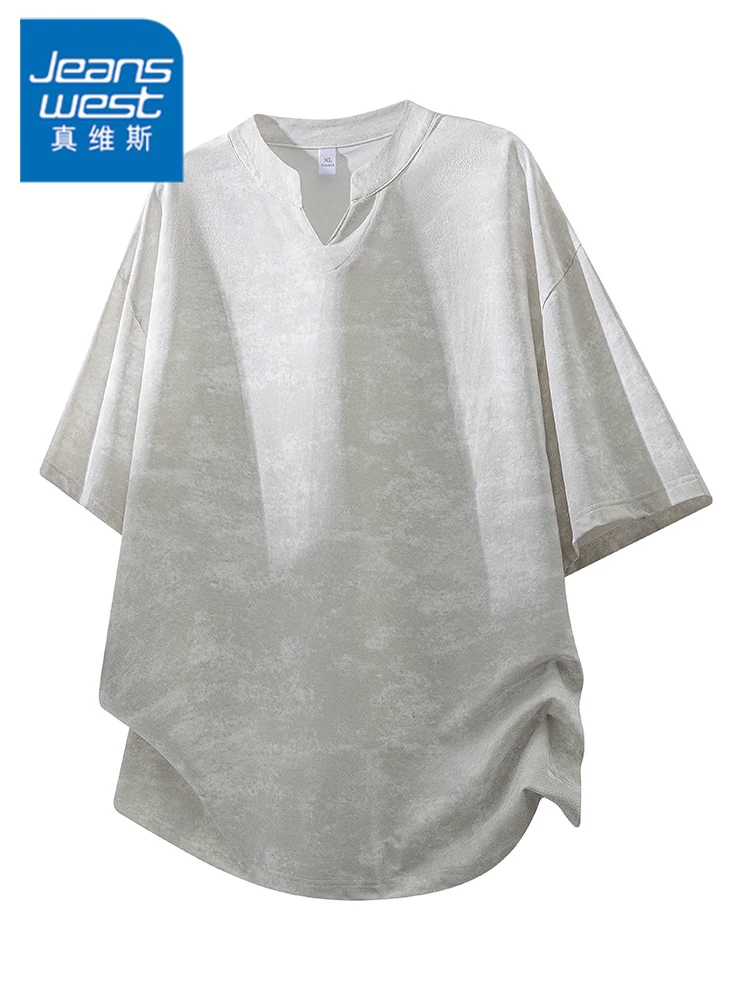 Áo thun nam cổ chữ V dáng rộng của Jeanswest, thương hiệu thời thượng mùa hè mang lại cảm giác cao cấp, tay ngắn thoáng khí và thân thiện với làn da.