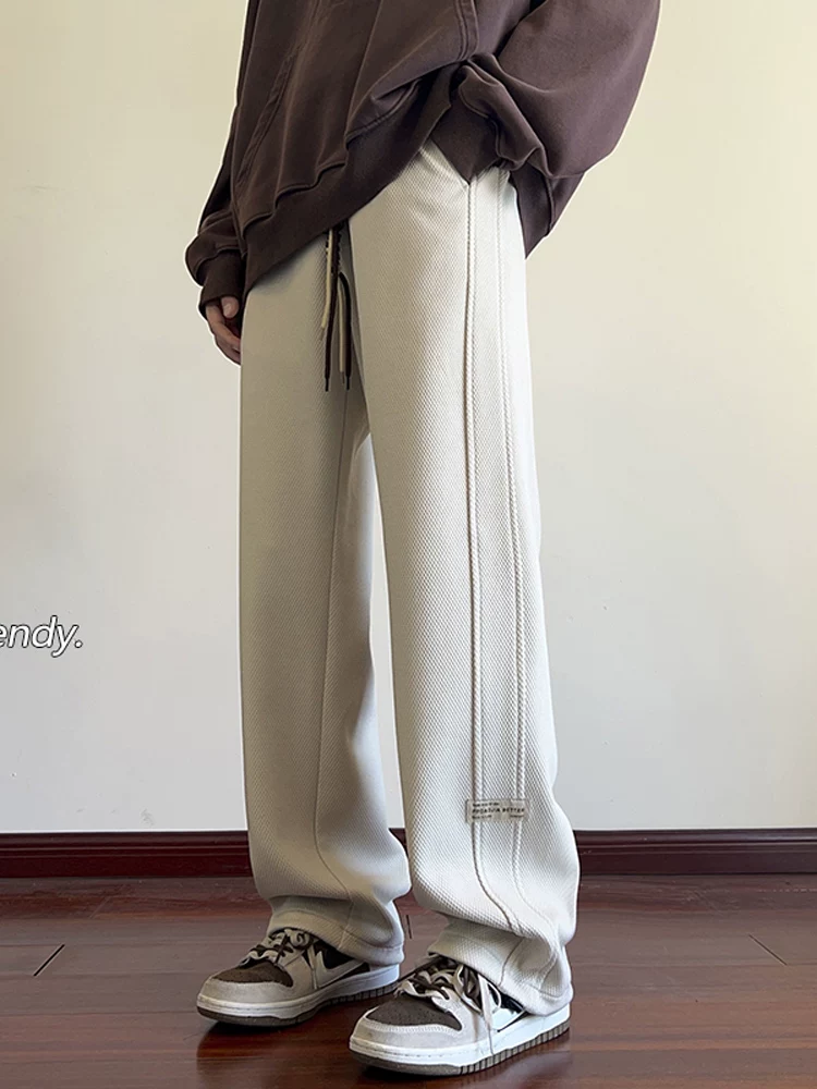 Quần dài nam Jeanswest phong cách Mỹ, màu đen, thời trang, xu hướng mới xuân thu 2026, chất liệu cao cấp, dáng rộng.
