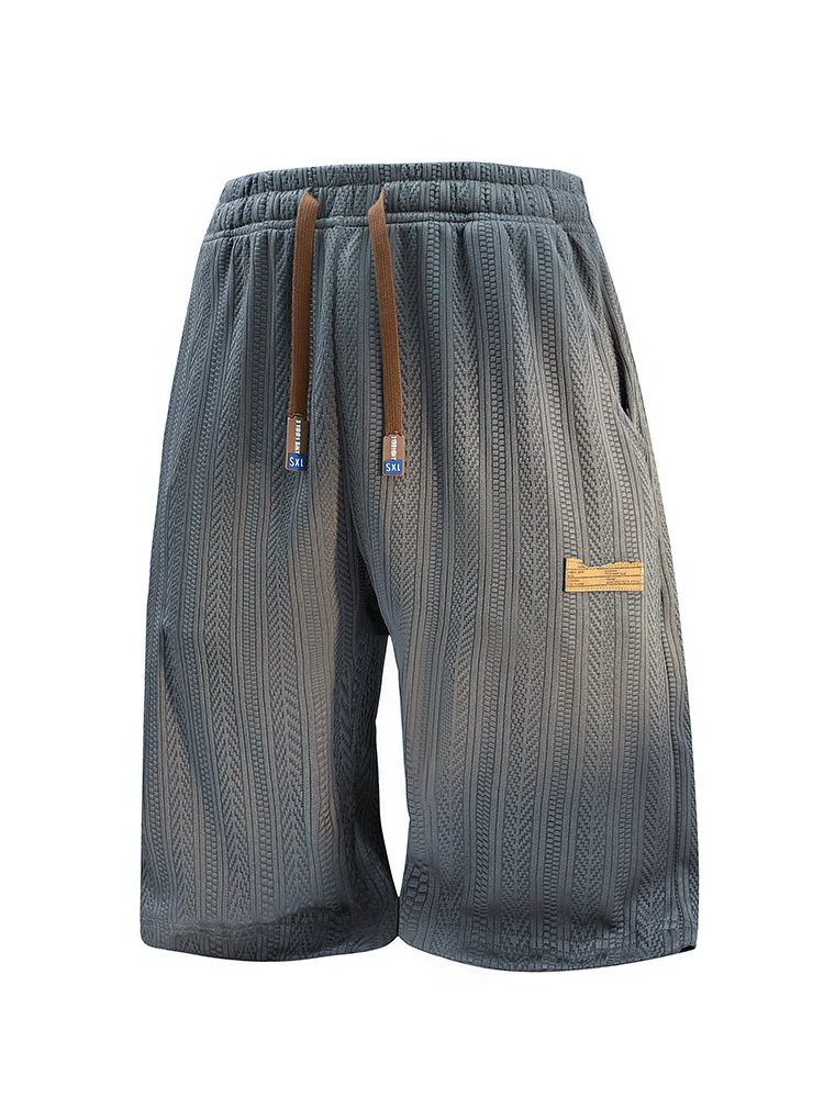 Quần short nam chất liệu có họa tiết phong cách Mỹ của Jeanswest, dáng rộng thoải mái mùa hè, thương hiệu thời trang sành điệu, quần short năm phần có dây rút thoáng khí.