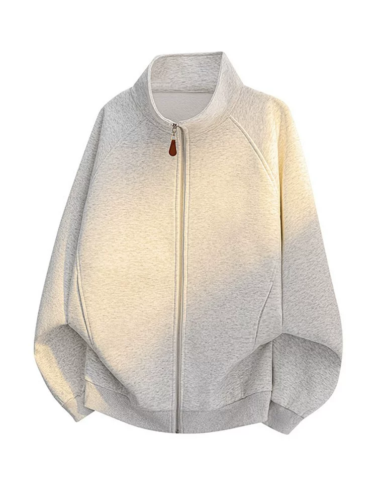 Áo khoác cổ đứng phong cách Mỹ thời thượng của thương hiệu Jeanswest dành cho nam, mẫu mới thu đông 2025, kiểu dáng rộng rãi.