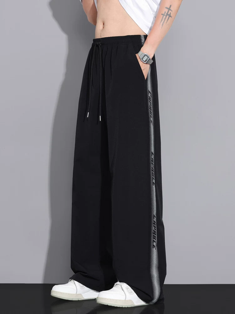 Quần dài nam Jeanswest chất liệu lụa băng mỏng, kiểu dáng casual, phong cách Mỹ, ống rộng, suông, thời trang, dài, chất liệu mềm mại.